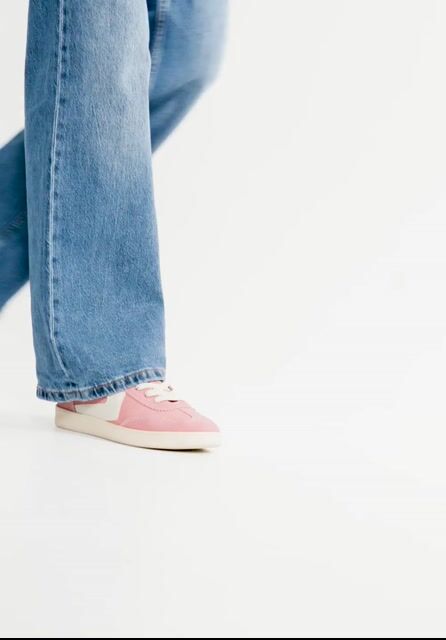 リサ Zamszowe sneakersy z kontrastowymi wstawkami niebiesko-białe