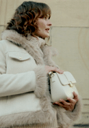 Mała listonoszka ze skóry naturalnej z ozdobnym zapięciem, kremowy, 101-4E-614-1, Zdjęcie 0