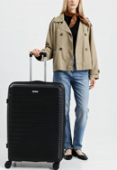 Veľký kufor z polypropylénu s lesklými pruhmi, čierna, 56-3T-163-86, Obrázok 0